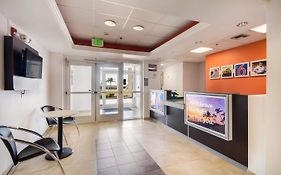 Howard Johnson By Wyndham Lemoore